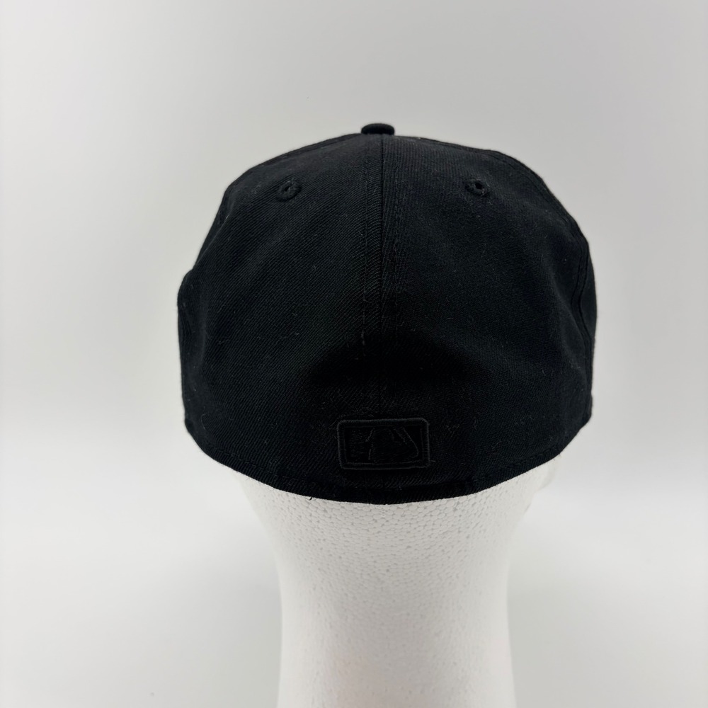 New Era 59FIFTY New York Yankees Fitted Hat Size 7 1/4 Blackout MLB Cap Black - Picture 3 of 6
